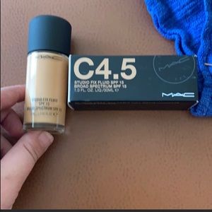 One left!BNIB Mac Studio Fix Fluid C4.5 foundation